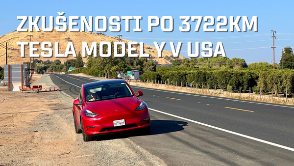 Na fotografii se nachází červená Tesla Model Y s popisem "Zkušenosti po 3722Km Tesla Model Y v USA".